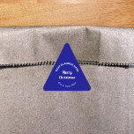 Blue Christmas Business Triangle Shape Sticker<br><div class="desc">Frohe Weihnachten! Einer der bekanntesten Feiertage des Jahres. Es ist auch eine der besten Jahreszeiten für Werbung für Ihr Unternehmen. Triangle-Form Aufkleber mit fröhlichen Weihnachtsgrüßen, Ihrem Firmennamen, Stadt oder Stadt und Staat. Sie können es als Zubehör für Ihr Produktverpackungsmaterial verwenden, um Ihren Produktnamen zu fördern. Sie können es auch als...</div>
