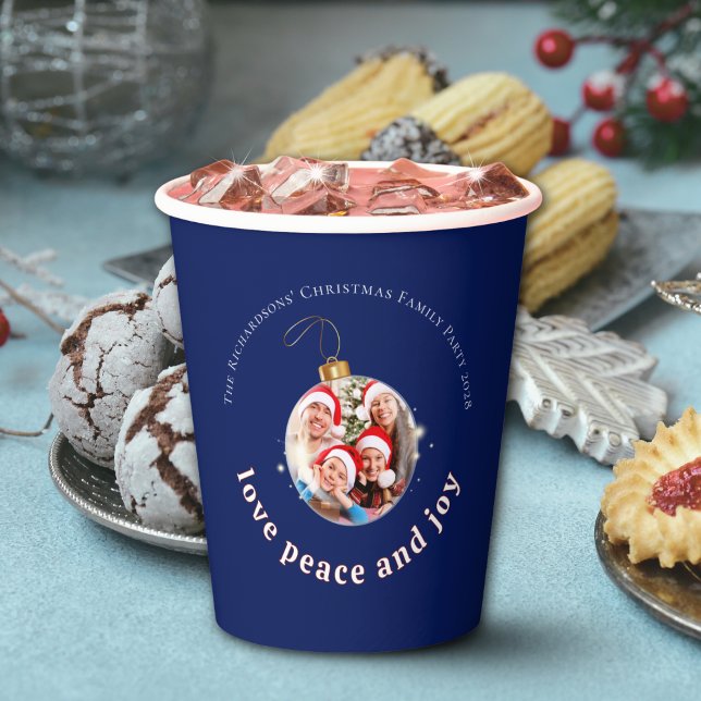 Blue Christmas Family Photo Love Peace Joy Holiday Pappbecher (Von Creator hochgeladen)