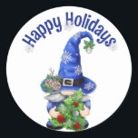 Blue Christmas Gnome mit Tree Runder Aufkleber<br><div class="desc">Niedliches Weihnachtsgnom mit Urlaubshäuschen und Silberschneeflocken auf Weiß. Die Hintergrundfarbe kann geändert werden. Text ist bearbeitbar.</div>