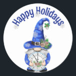 Blue Christmas Gnome mit Uhr Runder Aufkleber<br><div class="desc">Niedlicher Weihnachtsgnom mit Uhr und Silberschneeflocken auf Weiß. Die Hintergrundfarbe kann geändert werden. Text ist bearbeitbar.</div>