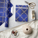 Blue Christmas Holiday Gold Glitzer Damask Geschen Geschenkpapier<br><div class="desc">Blauer metallischer Hintergrund mit goldenem Glitzer-Damast-Muster für eine schöne und elegante Weihnachtsgeschenkverpackung. Viele andere Begleitpapiere,  um sich mit diesem schönen Papier zu verbinden.</div>