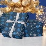 Blue Christmas Ornament Wrapping Paper Geschenkpapier<br><div class="desc">Wrap deine Weihnachtsgeschenke in dieser Weihnachtszeit mit diesem Blue Christmas Ornaments Wrapping Paper. Das Wrapping Paper Design zeichnet sich durch ein Trio von hängenden Weihnachtsschmuck mit fallenden Schneeflocken und einem dunkelblauen Hintergrund aus. Mit diesem Design sind auch zusätzliche Geschenk- und Urlaubsartikel erhältlich.</div>