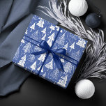 Blue Christmas Pattern#6 ID1009 Geschenkpapier<br><div class="desc">Wenn Sie sich fragen, welche Farbkombinationen Sie für Ihre Weihnachtsdekoration und Geschenkartikel in diesem Jahr auswählen sollten, habe ich Sammlungen von aufeinander abgestimmten Mustern erstellt, um das Leben ein wenig leichter zu machen. Dieses auffällige Design umrissener Tannen in minimalistischem Stil ist hier in Weiß auf blauem Hintergrund zu sehen. Suchen...</div>