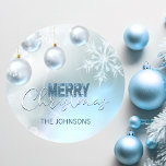 Blue Christmas Snowflake Snow Baubles Runder Aufkleber<br><div class="desc">Die eleganten Weihnachtsaufkleber in Blau und Silber mit Lichtern,  Baubles,  Schnee,  Schneeflocken. Personalisieren Sie diese durch Hinzufügen von Nachnamen,  Nachrichten oder Löschen.</div>