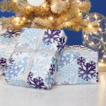 Blue Christmas Snowflakes Indigo Snowy White Geschenkpapier<br><div class="desc">Diese blauen und weißen Schneeflocken wurden durch den Schnee inspiriert, den ich hier in Buffalo sehe, N.Y. Ich dachte darüber nach, wie es sich anfühlt, wenn es in der Dämmerung durch den Park geht, wenn der Schnee sanft fällt und die Laternen langsam leuchten. Dieses Verpackungspapier ist in verschiedenen, beruhigenden Blautönen...</div>