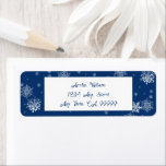 Blue Christmas Snowflakes Label<br><div class="desc">Mit diesen Blue Christmas Snowflakes Address Labels mit zarten weißen Schneeflocken und weichem fallendem Schnee verleihen Sie Ihrer Urlaubspost saisonale Eleganz. Ein zeitloses, einfaches Layout in Verbindung mit elegantem Skript unterstreicht Ihren Familiennamen und Ihre Postanschrift und schafft so eine wunderbar personalisierte Touch für Karten, Geschenke und saisonale Korrespondenz. Mit seinem...</div>