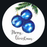 Blue Christmas Tree Ornaments Runder Aufkleber<br><div class="desc">traditionelle Aquarellkunst von blauen Weihnachtsbaumschmucken,  die an einem grünen Zweig hängen und dekorativ für den Urlaub handhaben</div>