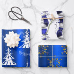 Blue Christmas Wrapping Paper Sheets Geschenkpapier Set<br><div class="desc">Dieses beeindruckende blaue Weihnachtsgeschenkpapier-Set zeichnet sich durch drei verschiedene, sehr festliche Muster aus: ein modernes, minimalistisches Weihnachtsbaummuster mit weißen Bäumen und dem Gruß "Be Merry"; das zweite Blatt hat ein niedliches und skurriles Muster von kleinen Schneemännern, die auf weißem Samt gekleidet sind, und das dritte Blatt hat ein dekoratives Muster...</div>