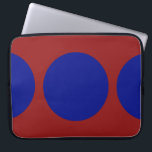 Blue Circles on Red Laptopschutzhülle<br><div class="desc">Dieses gewagte geometrische Muster weist einen blauen Kreis in der Mitte und zwei blaue Halbkreise an den Kanten eines roten Hintergrunds auf. Wenn Sie dem Design ein Monogramm oder Bild hinzufügen möchten,  klicken Sie auf die Schaltfläche "Anpassen!". Digitales Bild. Copyright © 2011 Claire E. Skinner. Alle Rechte vorbehalten.</div>
