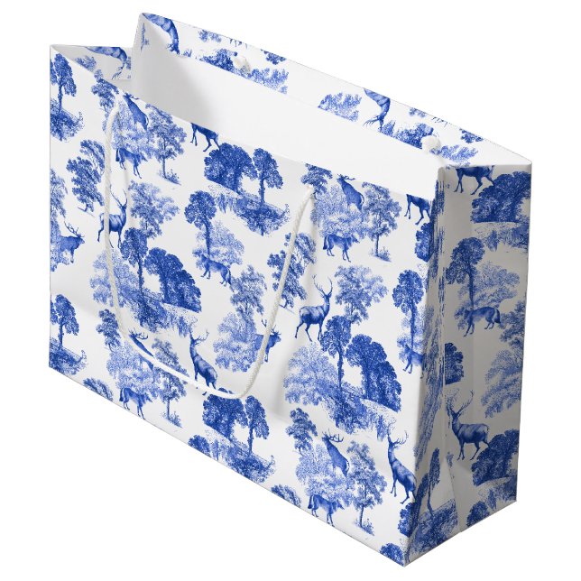 Blue Classic French Country Toile Deer Forest Große Geschenktüte (Vorderseite Schrägansicht)