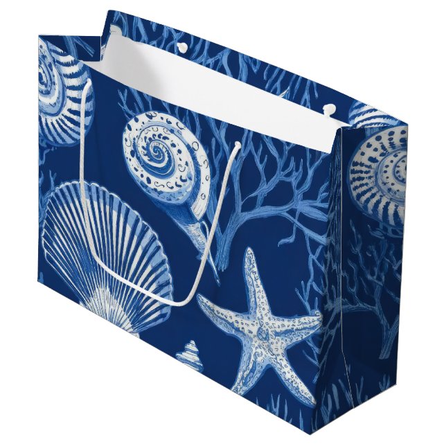 Blue Coastal Toile Seashell Coral Pattern (2) Große Geschenktüte (Vorderseite Schrägansicht)