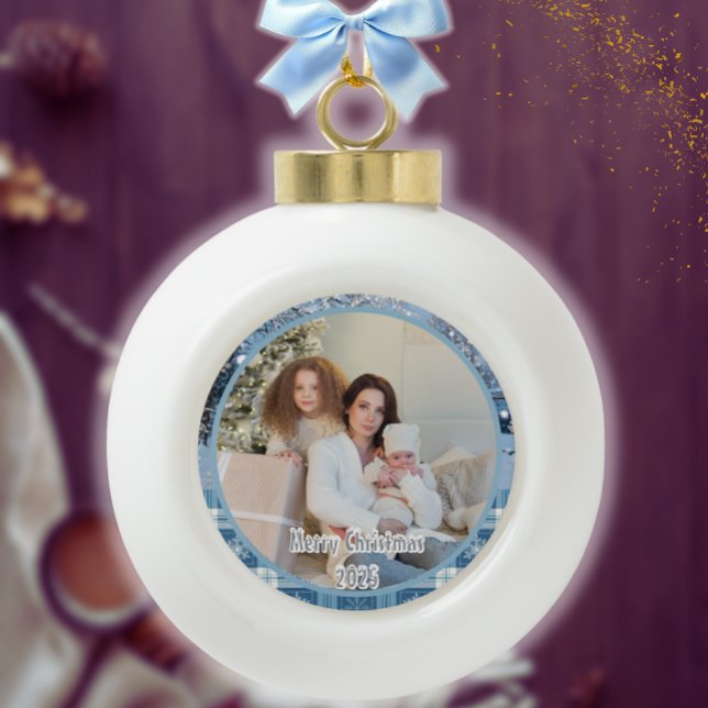 Blue Cosy Kariert Snowy Winter Foto Keramik Kugel-Ornament (Von Creator hochgeladen)