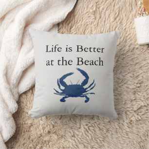 Blue Crab Life ist besser am Strand Kissen