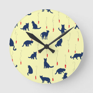Blue cute kittens and red fishes runde wanduhr