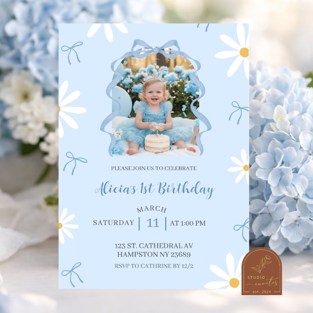 Blue Daisy Coquette Girl 1st Birthday with photo Einladung (Von Creator hochgeladen)