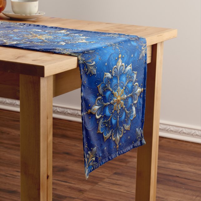 Blue Decorative Holiday Table Runner Mittelgroßer Tischläufer (Beispiel)
