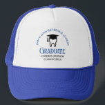 Blue Dental School Custom Dentin Abschluss Truckerkappe<br><div class="desc">Dieser typisch blaue Dentalschulen-Abschluss,  der zum Keepake gehört,  hat einen Zahn mit einer Graduierungskappe für einen Zahnarztabschluss des Jahres 2025. Passen Sie sich mit Ihrem geschlossen Jahr an für ein großes personalisiertes Geschenk für Zahnheilkunde,  Kieferorthopädie oder Zahnarzt Abschluss.</div>