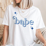 BLUE Disco Babe Brautparty beim Party Shirt<br><div class="desc">Mit unserer Kollektion Retro Disco Ball Bridal Shower Invitations & Decor können Sie in die Vergangenheit zurückblicken. Tauchen Sie ein in die Nostalgie des 70ers mit gedämpften beigen und grauen Arkaden, die durch zauberhafte Schriftart aus silberfarbenem Glitzer ergänzt werden. Die typische Retro-Disco-Bühne erinnert an eine Zeit des Disco-Glamours und bewahrt...</div>