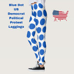 Blue Dot US-Demokrat unterstützt Anti-Trump-Protes Leggings<br><div class="desc">Diese auffälligen Leggings weisen ein durchgängig geometrisches blaues Punktmuster auf, das auf politischen Protest gegen den amerikanischen Präsidenten Donald Trump hinweist. Ursprünglich während der US-Präsidentschaftswahl 2024 als Zeichen demokratischer Unterstützung in einem roten, republikanischen Gebiet erscheint der blaue Punkt wieder landesweit aus Protest gegen die aktuelle Regierung, als Botschaft, Widerstand zu...</div>