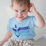 Blue Dreidel Hanukkah Kleinkind<br><div class="desc">Dreidel-Dreidel-Dreidel in drei verschiedenen Blautönen mit einem blauen Dreiel für Chanukah.</div>