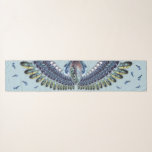 Blue Feathers Bird Wings Illustriert Schal<br><div class="desc">Lassen Sie sich mit diesem langen Schal einige Flügel verleihen,  der mit Abbildungen von Vogelfedern in kräftigen Blautönen vor einem hellblauen Hintergrund besticht.</div>