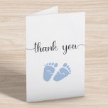 Blue Feet Boy Baby Dusche Dankeskarte<br><div class="desc">Einfache niedliche Babydusche Dankeschön-Karte mit "danke" in einem stilvollen Drehbuch mit Wimpern und einer blauen Wasserfarbe von Babyfüßen. Im Inneren können Sie einfach Ihre Danksagung personalisieren (oder für eine handschriftliche Notiz leer verlassen) und Ihre Namen in ein signaturähnliches Skript einfügen.</div>