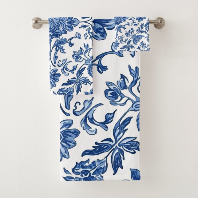 Blue Floral Chinoiserie White Watercolor Badhandtuch Set (Insitu)