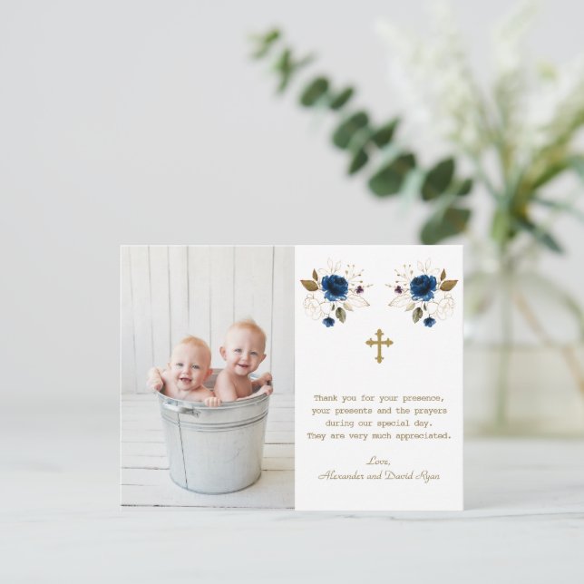 Blue Floral Foto Boys Twins Gold Cross Taufe Dankeskarte (Stehend Vorderseite)