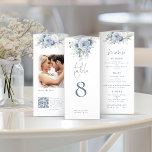 Blue Floral Foto QR Trifold Wedding Menu Table No<br><div class="desc">WICHTIGE HINWEIS: Dieses Dreifach wird flach ohne Vorvermessung geliefert. Du wirst es selbst falten. Um Ihnen eine präzise Faltung zu ermöglichen, werden die Richtlinien für die drei Paneele auf der Rückseite aufgedruckt, und ein extra dünnes Paneel auf der rechten Seite, mit dem Sie den Kleber aufkleben können, um das Dreifache...</div>