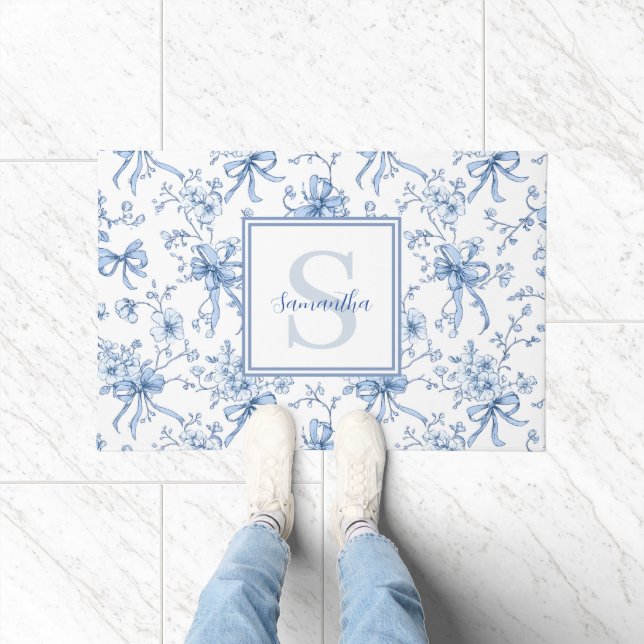 Blue Floral French Toile Monogram Name  Fußmatte (Indoor)