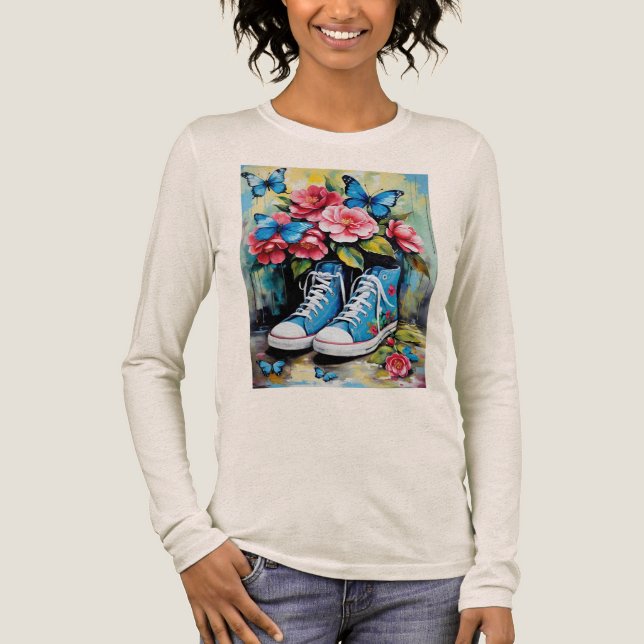 Blue Floral Lace Up Hightop Sneakers & Butterflies Tri-Blend Shirt (Vorderseite)