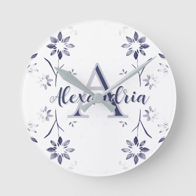 Blue Floral Personalized Monogram Name Runde Wanduhr (Vorderseite)