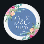 Blue Floral Pink Rosenknospe Wedding Personalisier Magnet<br><div class="desc">Personalisierter Hochzeitsmagnet mit Paarinitialen mit hübsch rosa Blumenakzenten und blauem Zentrum mit weißem Schriftart. Elegantes Blumenthema.</div>