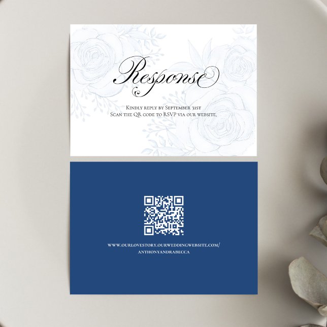 Blue Floral QR Code Wedding RSVP Calligraphy Karte (Elegant blue floral RSVP card with calligraphy script for a timeless wedding suite)