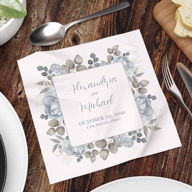 Blue Floral Wedding Personalisiert Serviette (Custom  wedding cocktail napkin with bride and grooms name, date, and wedding location. )