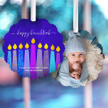 Blue Foto Hanukkah Menorah Candles Modern Boho<br><div class="desc">"Happy Hanukkah." Eine spielerische, moderne, künstlerische Illustration von Boho Musterkerzen und handgeschriebenen Kalligrafien helfen Ihnen, den Urlaub in Hanukka stilvoll zu gestalten. Die blauen Kerzen mit bunten Imitat-Folienmustern überlagern einen intensiv blauen, texturierten Hintergrund auf der Vorderseite. Dein Lieblings-Foto schmückt den Rücken. Genießen Sie die Wärme und Freude der Ferienzeit, wenn...</div>