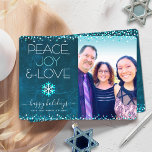 Blue Foto Peace Joy Liebe Script Snowflake Modern<br><div class="desc">"Frieden, Freude und Liebe." Eine lustige, spielerische Schneeflocke-Illustration und moderne Typografie auf einem aquamarinen Marmorboden mit Marmorfarbenhintergrund unterstützen Sie in der Urlaubssaison, zusammen mit dem individuellen Foto Ihrer Wahl. Imitate türkisfarbene Folie und weiße Konfetti-Punkte bilden den Rahmen der Karte. Fühlen Sie die Wärme und Freude der Ferien, wenn Sie diese...</div>