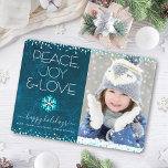 Blue Foto Peace Joy Liebe Snowflake Custom Modern<br><div class="desc">"Frieden, Freude und Liebe." Eine lustige, spielerische Schneeflocke-Illustration und moderne Typografie auf einem aquamarinen Marmorboden mit Marmorfarbenhintergrund unterstützen Sie in der Urlaubssaison, zusammen mit dem individuellen Foto Ihrer Wahl. Imitate türkisfarbene Folie und weiße Konfetti-Punkte bilden den Rahmen der Karte. Fühlen Sie die Wärme und Freude der Ferien, wenn Sie diese...</div>