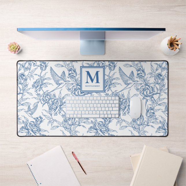 Blue French Toile Monogram Name Schreibtischunterlage (Büro 1)