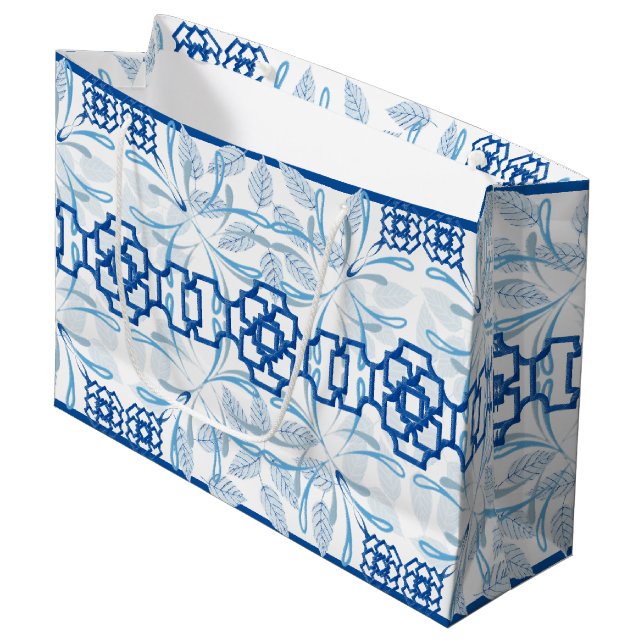 Blue Geometric Floral Chinoiserie | Hochzeit Große Geschenktüte (Vorderseite Schrägansicht)
