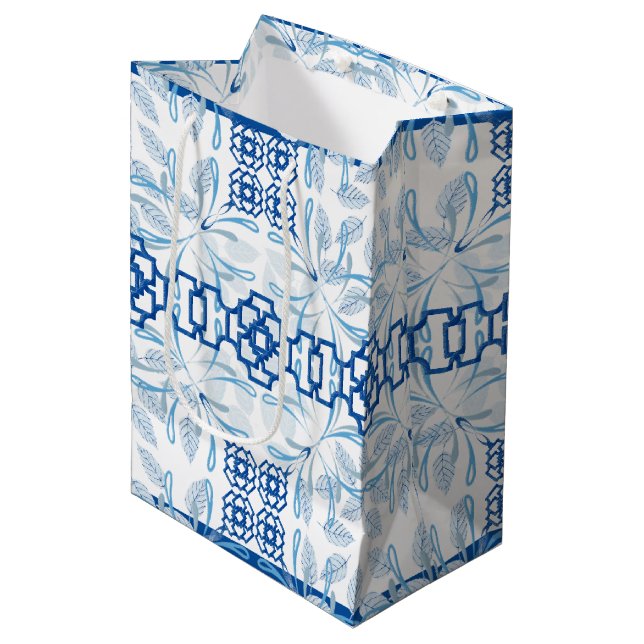 Blue Geometric Floral Chinoiserie | Hochzeit Mittlere Geschenktüte (Vorderseite Schrägansicht)