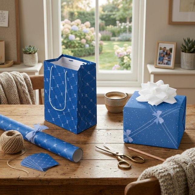 Blue Gift, White Polka Dots & Blue Bow Pattern Mittlere Geschenktüte (Von Creator hochgeladen)