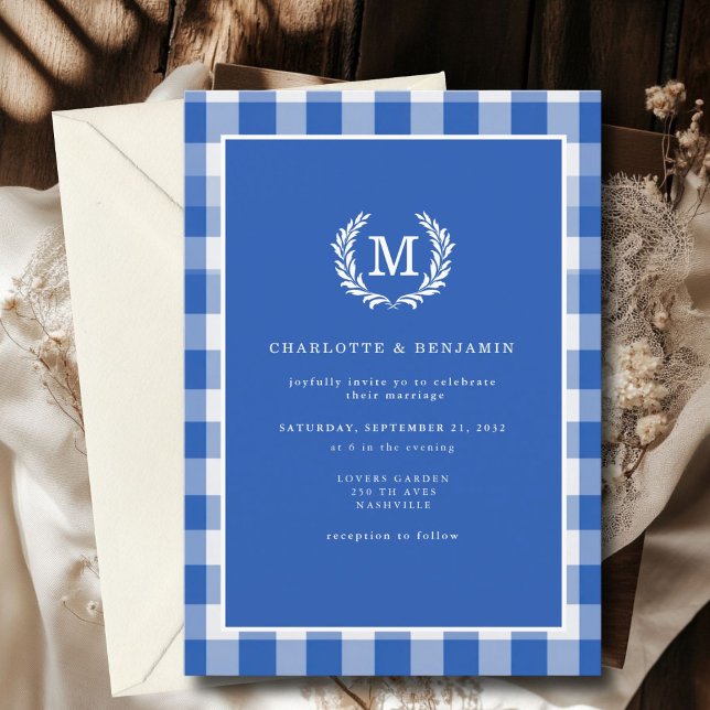 Blue Gingham Monogram Wappen Einladung (Blue Gingham Monogram Crest Invitation. Print & Instant Download.)