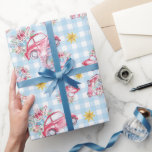 Blue Gingham Red Christmas Vintage Cars Geschenkpapier<br><div class="desc">Eine festliche Aquarellgestaltung mit roten Oldtimer,  die farbenfrohe Weihnachtsgeschenke auf einem hellblauen und weißen Gingham-Muster tragen. Dieses fröhliche Verpackungspapier ist perfekt für all Ihre Weihnachtsgeschenke.</div>