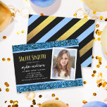 Blue Glitzer Sweet 16 Foto Geburtstagsfeier Einlad Einladung<br><div class="desc">Blue Glitzer Foto Birthday Party Einladung enthält die Worte "16 . Geburtstag" in einem lustigen Sans Serif Schriftart in Imitats Goldfolie mit einem blauen Glitzer oben und unten und einem schwarzen Mitte Hintergrund. Die Einladung hat eine blaue, schwarze und Imitat goldene Streifen Streifen Muster Rückseite. Personalisieren Sie es, indem Sie...</div>