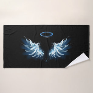 Blue Glows Angel Wings auf schwarzem Hintergrund Badehandtuch