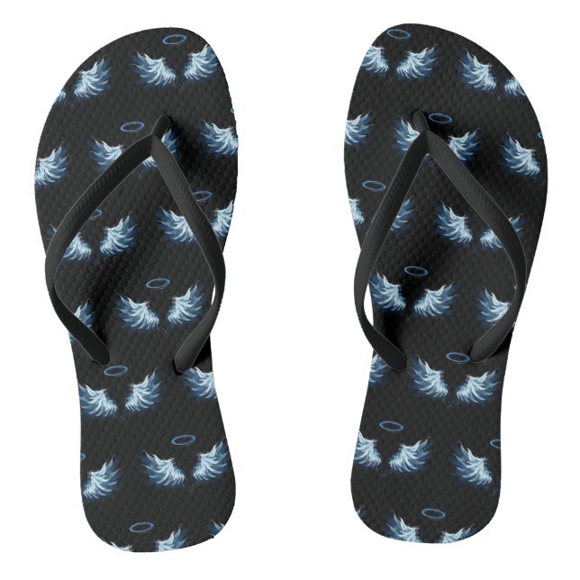 Blue Glows Angel Wings auf schwarzem Hintergrund Flip Flops (Fußbett)