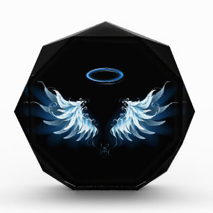 Blue Glows Angel Wings auf schwarzem Hintergrund Fotoblock