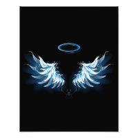 Blue Glows Angel Wings auf schwarzem Hintergrund