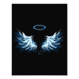 Blue Glows Angel Wings auf schwarzem Hintergrund Fotodruck